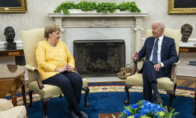 A la izquierda la canciller alemana, Angela Merkel. A la derecha el presidente estadounidense, Joe Biden