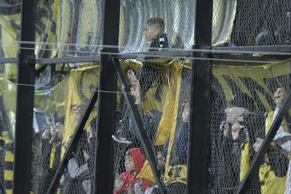 Hinchas de Peñarol en el Viera