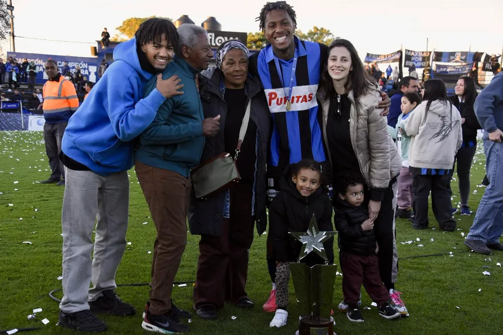 Abel Hernández junto a toda su familia celebró en Belvedere el título del Torneo Apertura