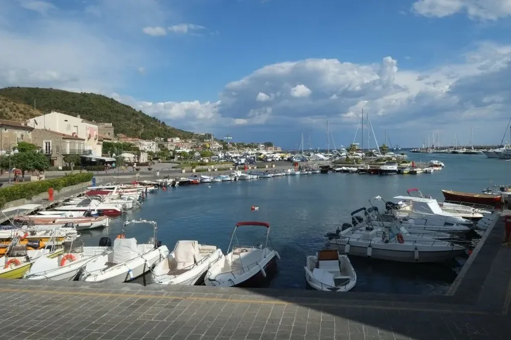 El pequeño puerto de Acciaroli