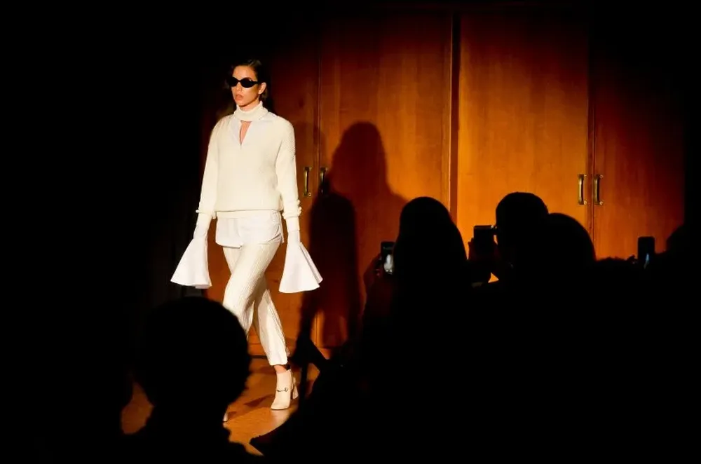 Una pasada del desfile de Vdamiani durante el lanzamiento de Itaú MoWeek en el Planetario Municipal