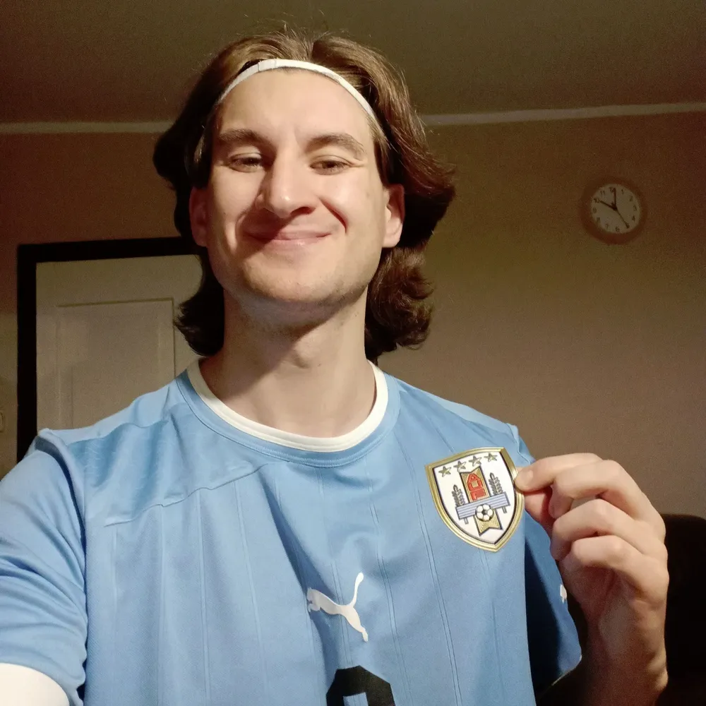 El hincha polaco de Luis Suárez con la camiseta de la selección uruguaya