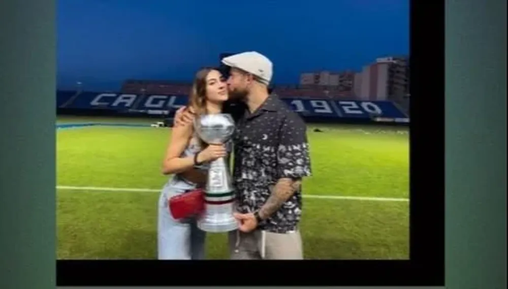 Los festejos de Nahitan Nández tras el ascenso de Cagliari a la Serie A