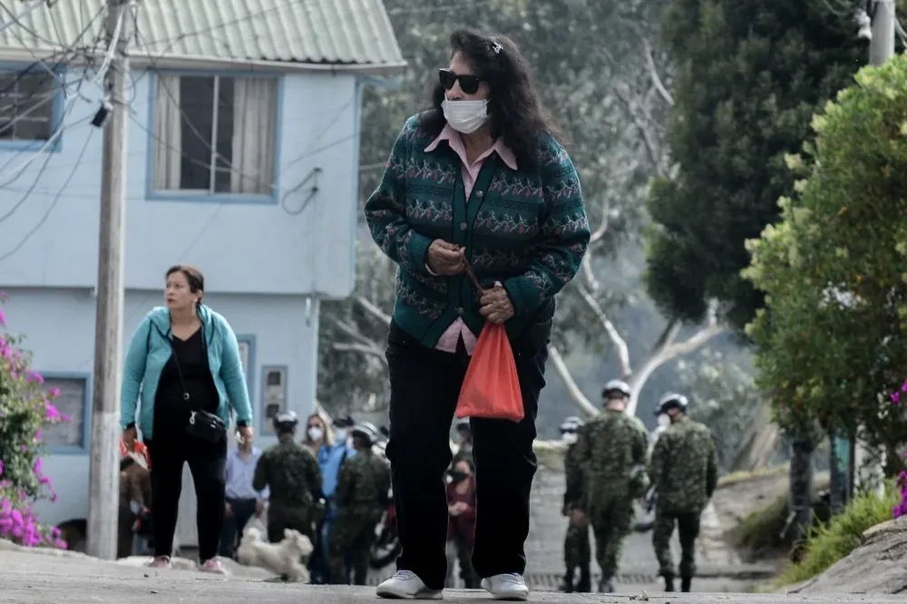 Los habitantes de Bogotá se quejan del olor a quemado y a humo que proviene de los incendios en la cadena montañosa cercana a la capital.