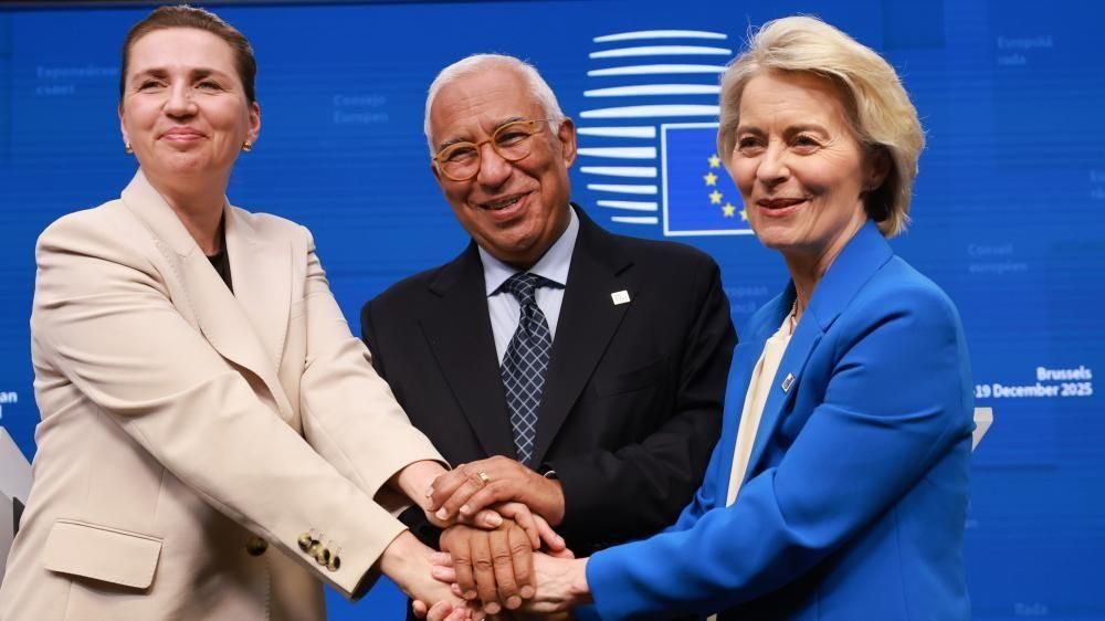 La primera ministra danesa, Mette Frederiksen (izquierda), el presidente del Consejo Europeo, António Costa, y la presidenta de la Comisión Europea, Ursula von der Leyen, anuncian el acuerdo en la cumbre de Bruselas.