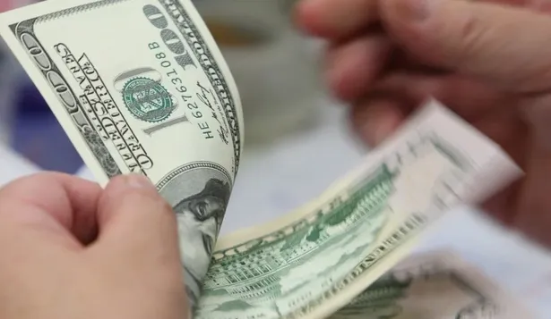El dólar cerró a $18,55