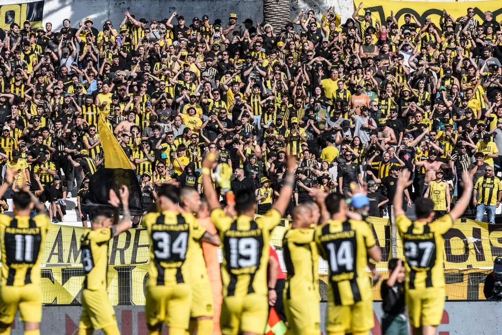 🔥FIESTA, LA HINCHADA MUESTRA TRAPOS ROBADOS PREVIO AL CLÁSICO. PEÑAROL vs  Liverpool - Clausura 2023