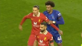 Darwin Núñez, el guardaespaldas de Mohamed Salah en Liverpool: mirá cómo el uruguayo defendió a su compañero cuando era acosado por un rival