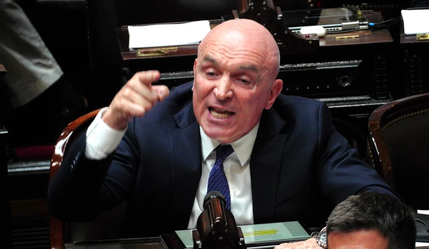 José Luis Espert es un fuerte crítico de la gestión de la seguridad y economía del gobierno provincial, utilizando frases como cárcel o bala para captar la atención del electorado más conservador.