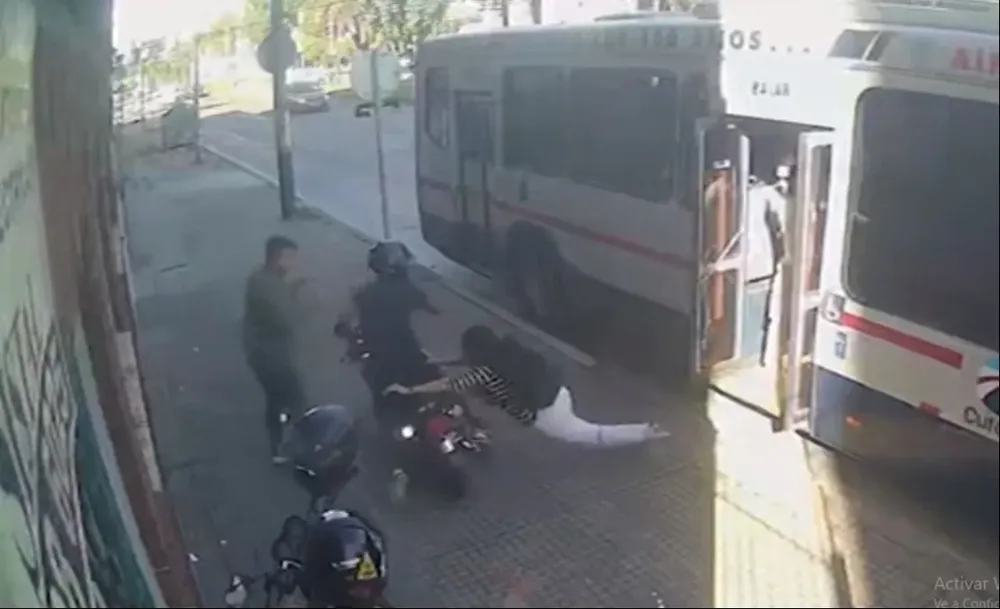 El momento en el que la mujer se abalanza sobre el rapiñero