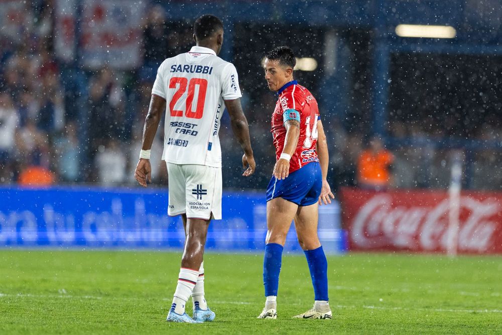 Alejandro Villoldo, capitán de Central Español, saluda a Gonzalo Carneiro tras la victoria ante Nacional