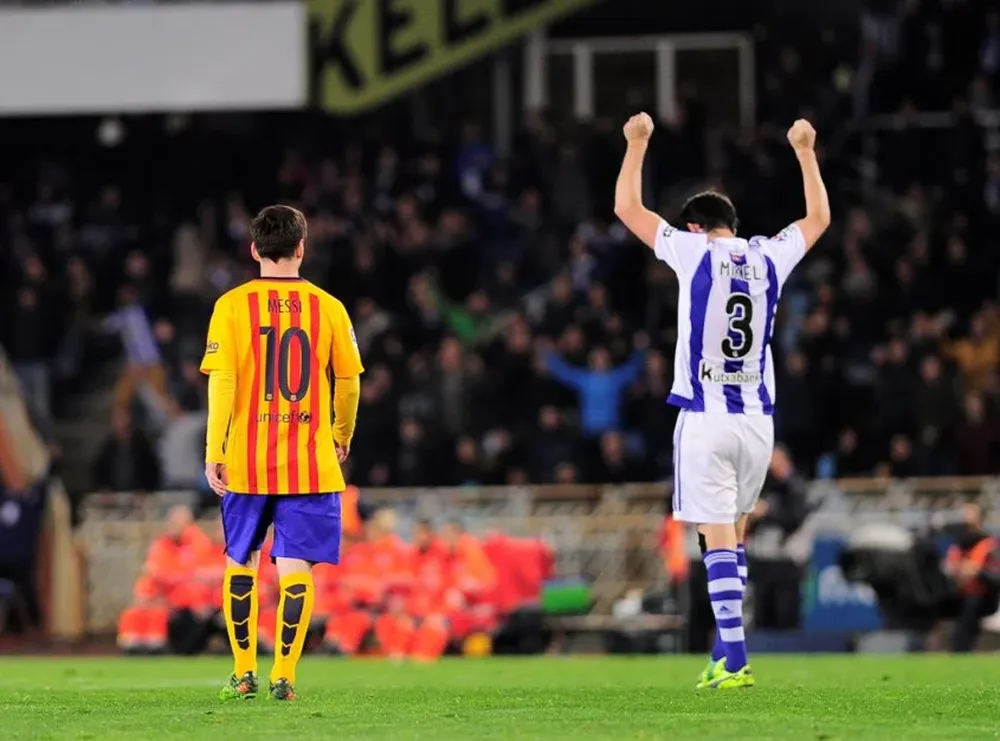 Messi, de espaldas y el festejo del jugador de Real Sociedad, que venció 1-0 a Barcelona