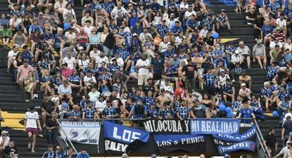 Hinchada de Liverpool en la Guelfi del Campeón del Siglo