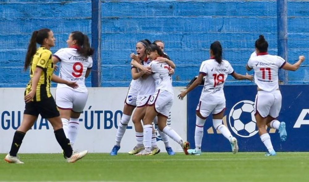 Alison Latua de Nacional celebra con sus compañeras su gol Alison Latua de Nacional celebra con sus compañeras su gol 