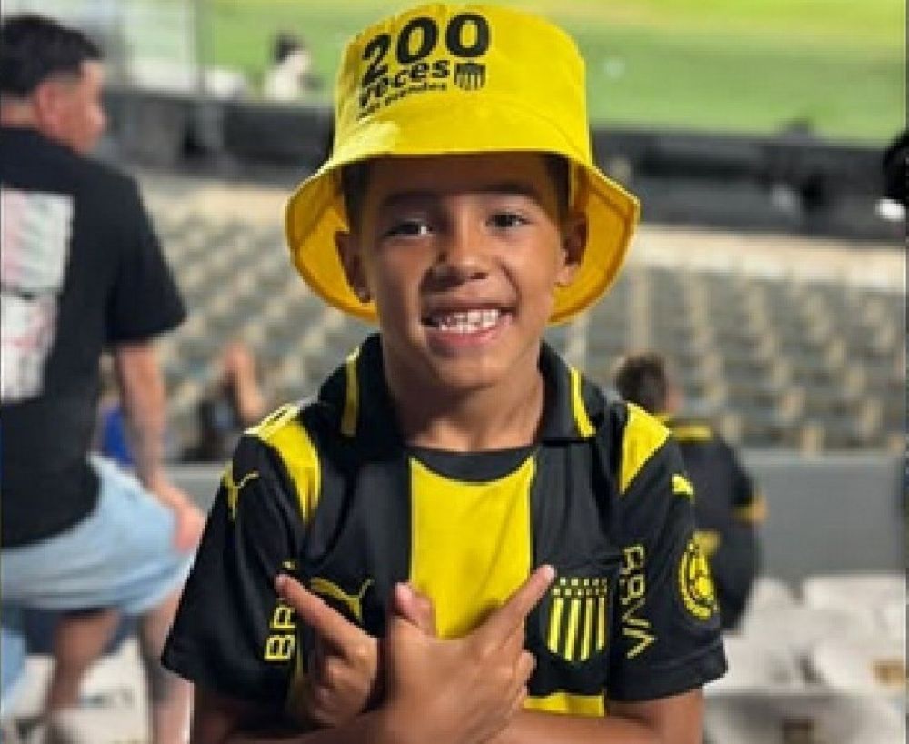 Leo Gargano, el hijo menor de Walter Gargano, disfrutó con su papá del título de Peñarol de la Supercopa Uruguaya 2026 ante Nacional, y se llevó un gorrito con el que festejaron los futbolistas: 