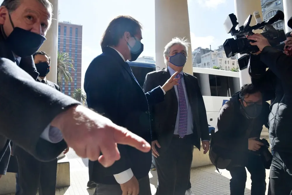 Lacalle Pou y Bustillo en la puerta de Torre Ejecutiva