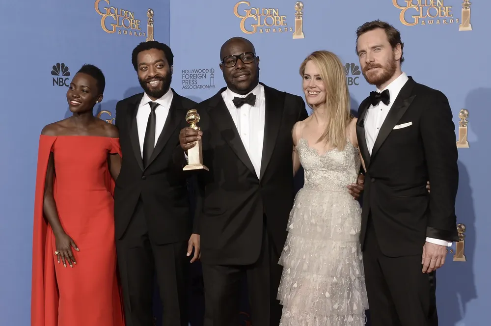 El elenco de 12 años de esclavitud junto al director, Steve McQueen (centro)