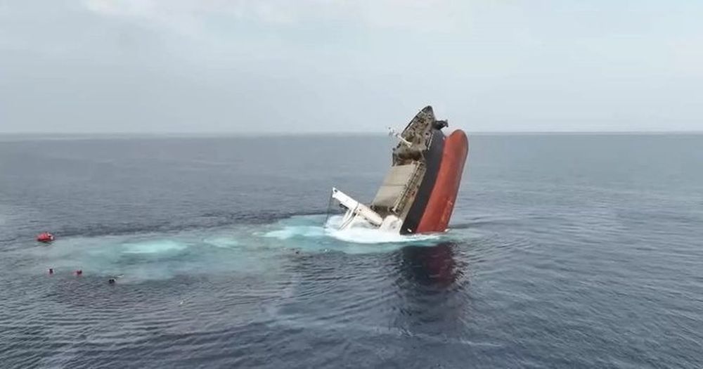 Rescatan a diez tripulantes de carguero atacado por hutíes en el Mar Rojo.
