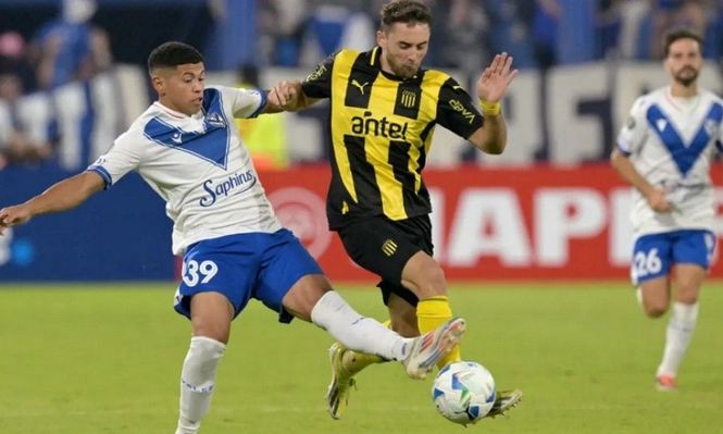 Imanol Machuca de Vélez Sarsfield ante Pedro Milans de Peñarol por la Copa Libertadores