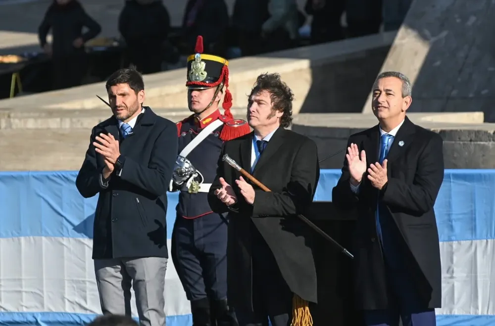 El presidente Javier Milei junto al gobernador de Santa Fe Maximiliano Pullaro y el intendente de Rosario Pablo Javkin en el acto principal por el Día de la Bandera, en el Monumento a la Bandera