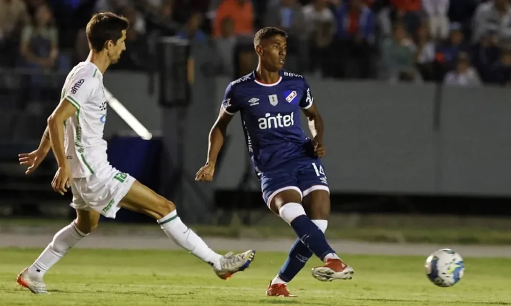 Marcos Montiel ante la marca de Álvaro Fernández en el partido jugado este sábado en Colonia