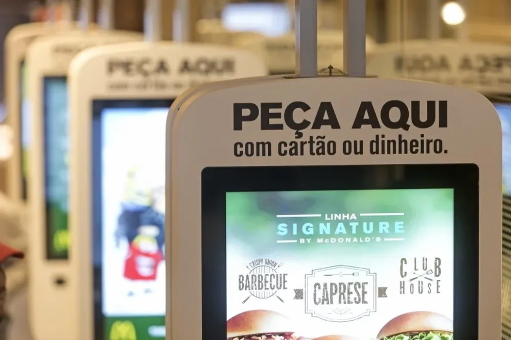 Pantallas táctiles operativas en Brasil. Gentileza McDonald´s - Henrique Schaumann