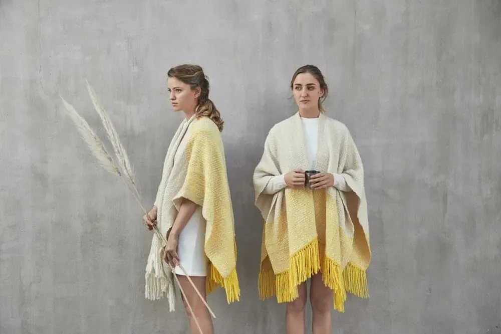 Las ruanas y los ponchos de Alium son diseñadas por Carolyn Prevett. Foto: Tali Kimelman.