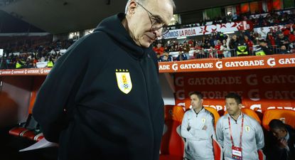 El entrenador de Uruguay, Marcelo Bielsa, reacciona en un partido por las eliminatorias a la Copa Mundial 2026 entre Chile y Uruguay en el estadio Julio Martínez Prádanos, en Santiago&nbsp;