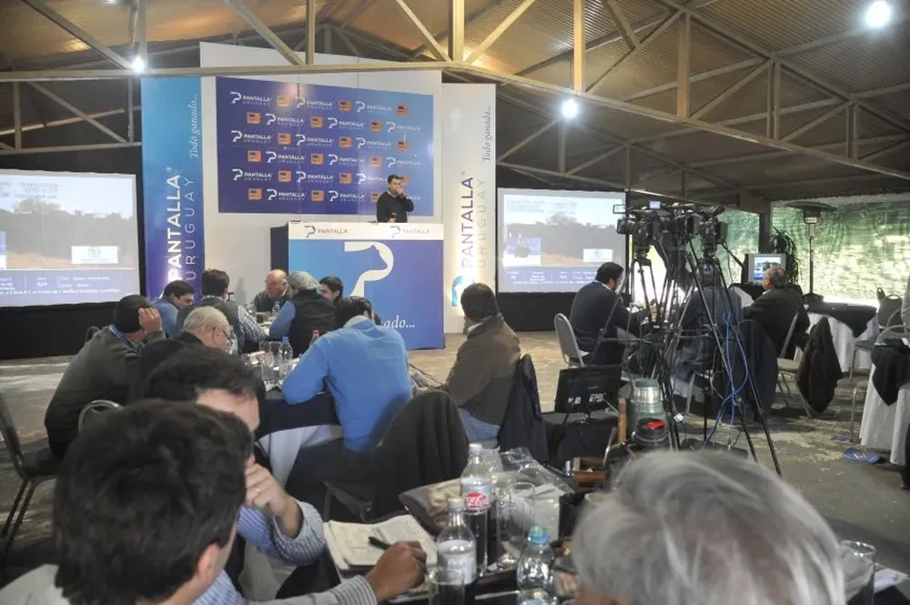 El remate se desarrolló en el salón Multiespacio de la Rural del Prado