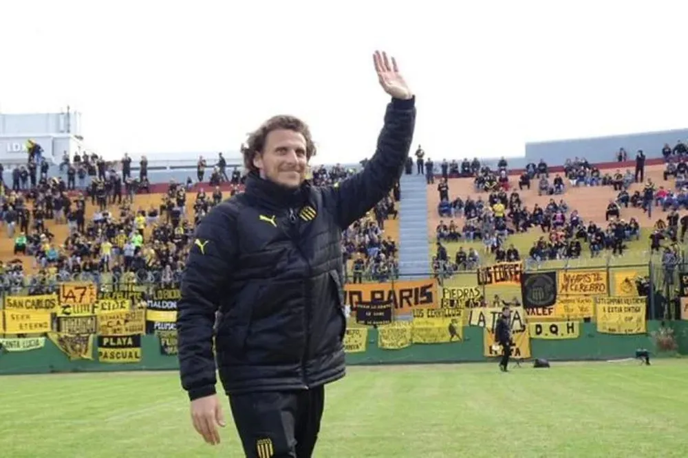 Diego Forlán saluda a la parcialidad de Peñarol en el Campus