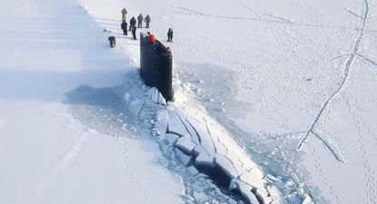 Submarino estadounidense atravesando el mar helado en el Polo Norte.