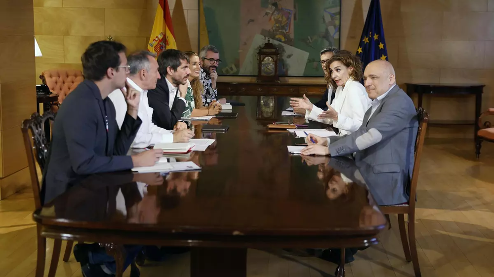 La vicepresidenta primera y ministra de Hacienda, María Jesús Montero, y el ministro de la Presidencia, Justicia y Relaciones con las Cortes, Félix Bolaños, se reúnen con el portavoz de Sumar y ministro de Cultura Ernest Urtasun y con otros miembros de Sumar, este miércoles en el Congreso