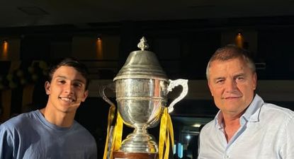 La foto familiar de Diego Aguirre y la copa en el festejo privado de Peñarol
