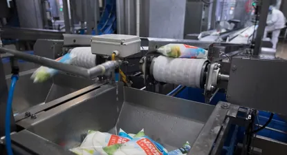 Producción de leche fresca en planta de Conaprole.