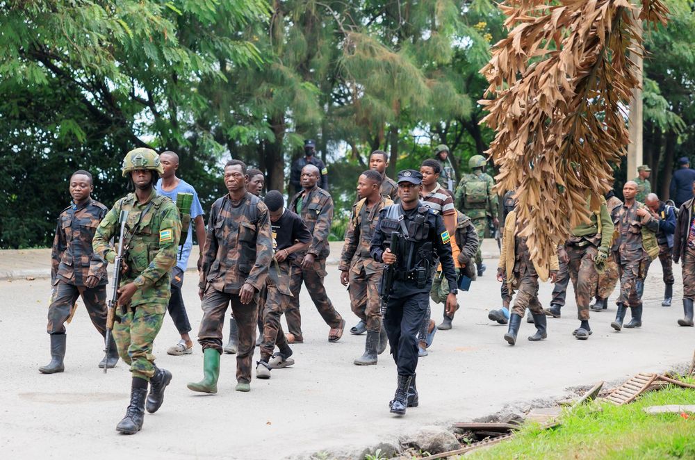Miembros de las Fuerzas Armadas de Congo se rinden y cruzan la frontera hacia Ruanda