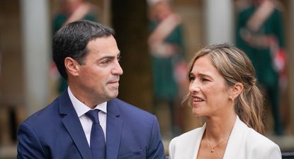 El nuevo lehendakari, Imanol Pradales, y su esposa, Laura Sáez, durante el acto de toma de posesión de Imanol Pradales de su nuevo cargo, en la Casa de Juntas de Gernika. Foto: Europa Press.