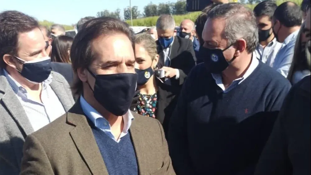 Lacalle Pou durante su visita a las plantaciones en Bella Unión