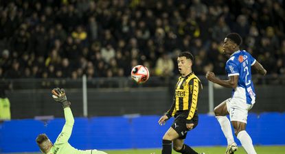 Leonardo Fernández de Peñarol define por arriba de Sebastián Sosa de Juventud por el Torneo Clausura