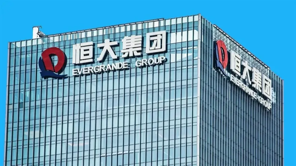 Las acciones del Evergrande Group se desplomaron este lunes.