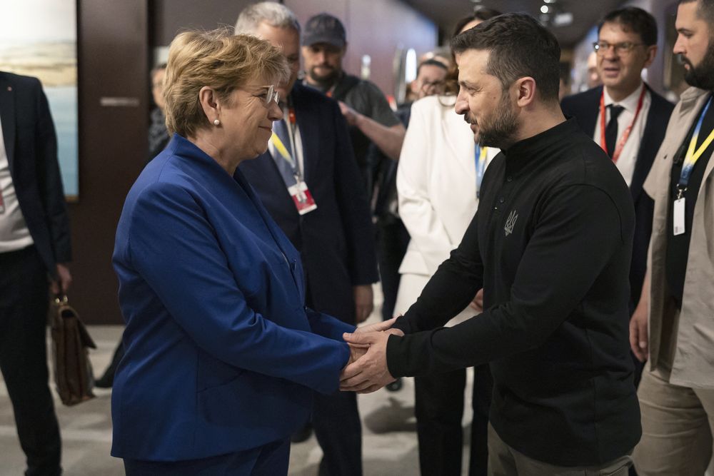 El presidente ucraniano, Volodymyr Zelensky, y la presidenta federal suiza, Viola Amherd), en el lujoso complejo turístico de Burgenstock, en Ucrania, durante la Cumbre sobre la Paz.