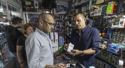 Cuando se apaga la luz, se encienden las radios