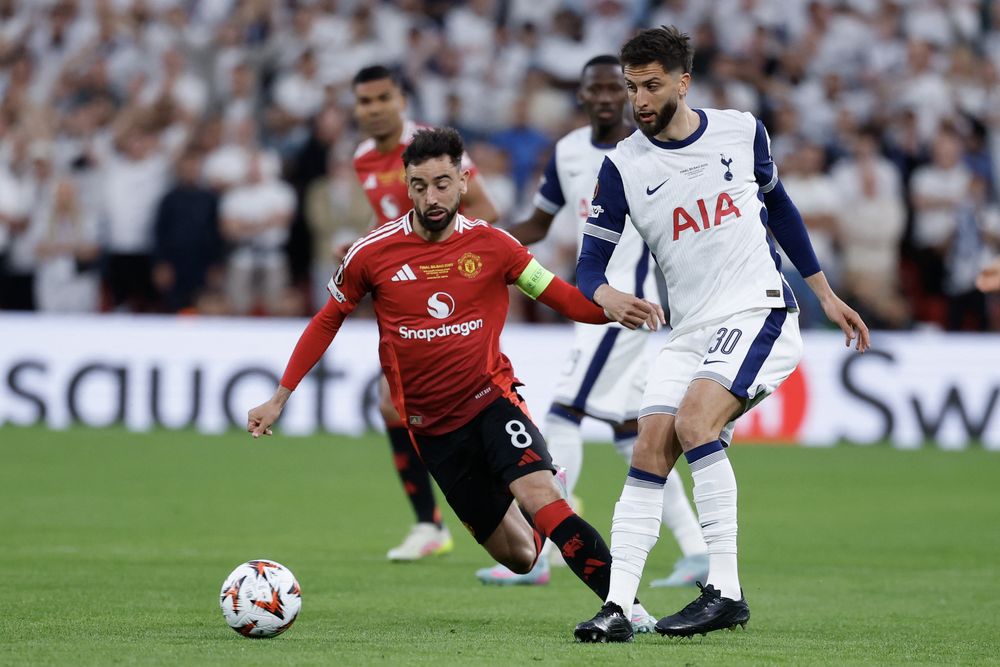 Rodrigo Bentancur de Tottenham Hotspur ante Bruno Fernandes de Manchester United en la final de la Europa League Rodrigo Bentancur de Tottenham Hotspur ante Bruno Fernandes de Manchester United en la final de la Europa League