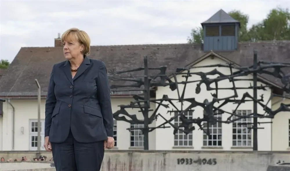 Alemania- La canciller alemana Ángela Merkel durante su visita al campo de concentración de Dachau
