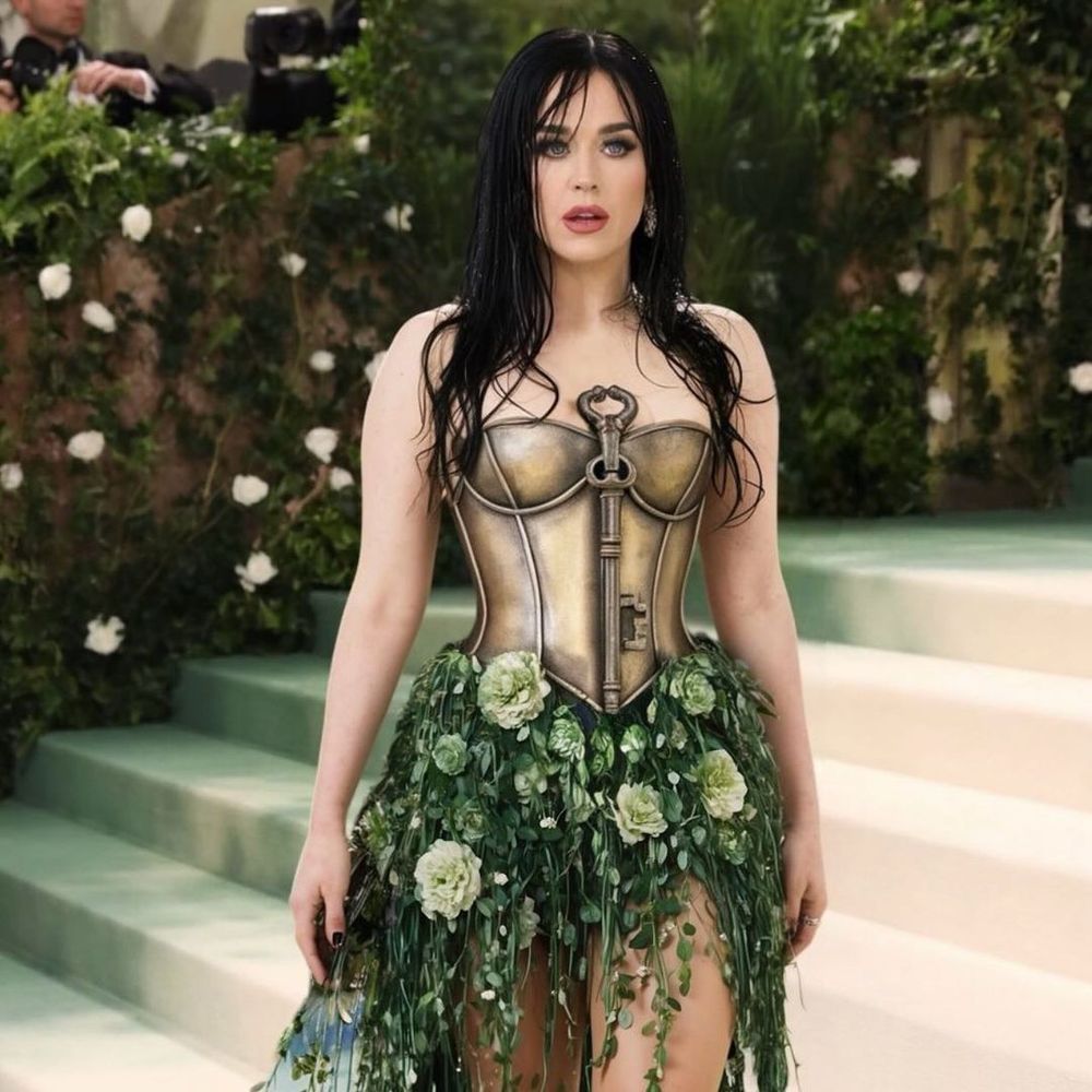La segunda imagen creada por IA de Katy Perry en la Met Gala la muestra con un corsé metálico y una falda de flores