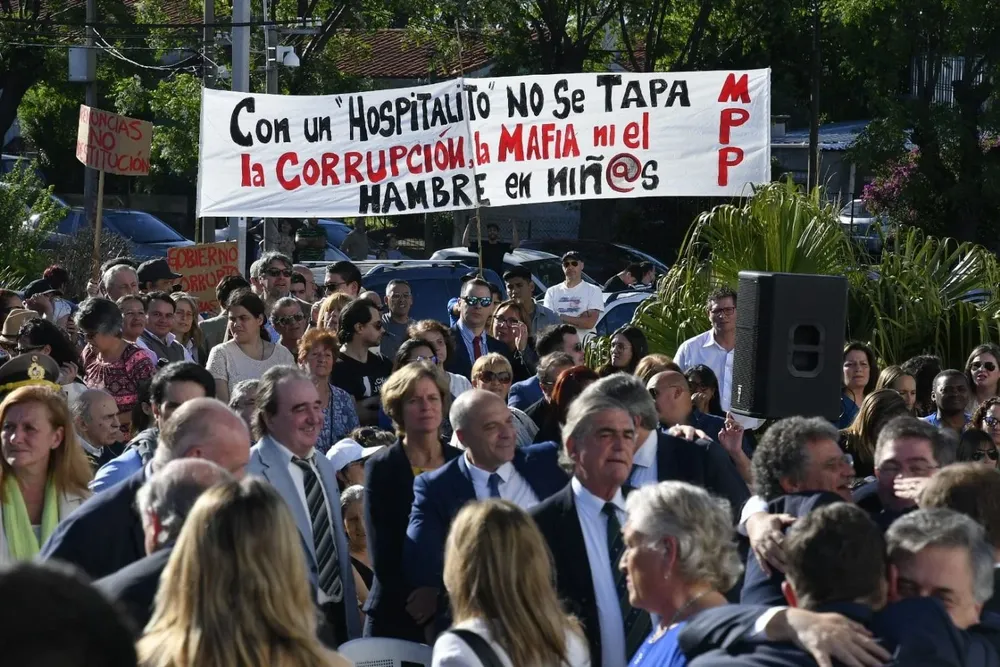 Uno de los carteles exhibidos este lunes en el Hospital del Cerro