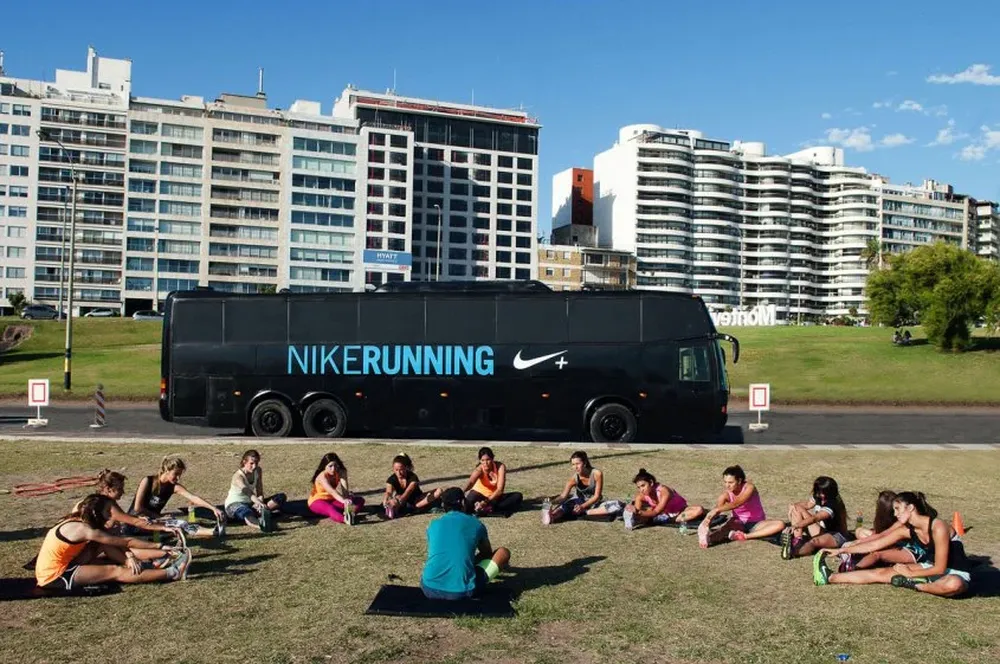 El Nike Running Bus en Kibón, junto a un grupo de entrenamiento de corredoras