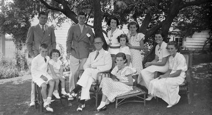 Joseph P. Kennedy y Rose Fitzgerald junto a sus nueve hijos.