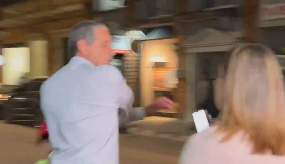 El momento en el que el alcalde amaga con pegarle a la periodista