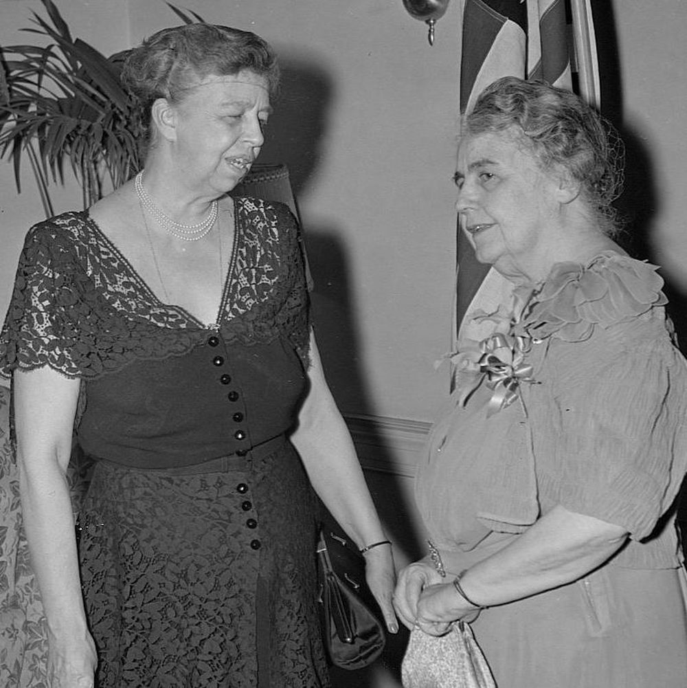 Tras la muerte de Wilson, Edith -fotografiada aquí junto a la exprimera dama Eleanor Roosevelt- siguió viviendo en Washington y promoviendo el legado de su marido.