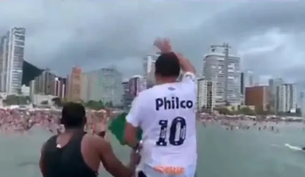 Bolsonaro se tira a nadar con el pueblo y genera polémica